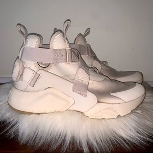 Nike Air Hurache City Women’s Desert Sand-White